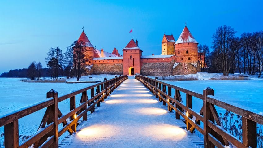Trakai, cidade histórica e o resort do lago na Lituânia