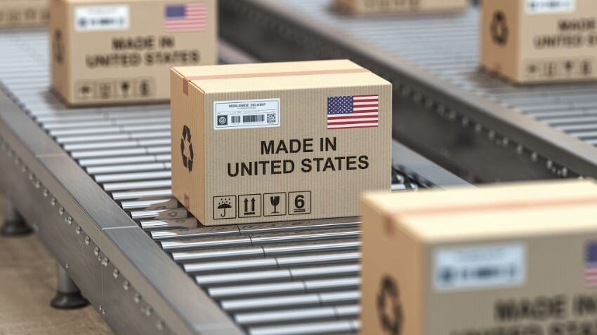 Trump promete usar tarifas como uma ferramenta estratégica para trazer a indústria de volta aos EUA e manter o domínio do dólar americano como moeda de reserva mundial