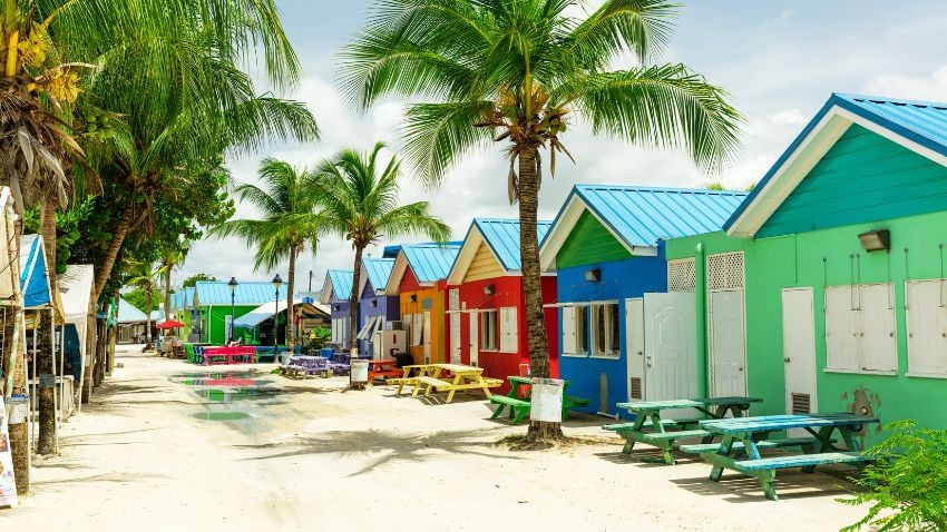 Casas típicas de Barbados en las que puede vivir mientras vive allí con su visa de nómada digital.
