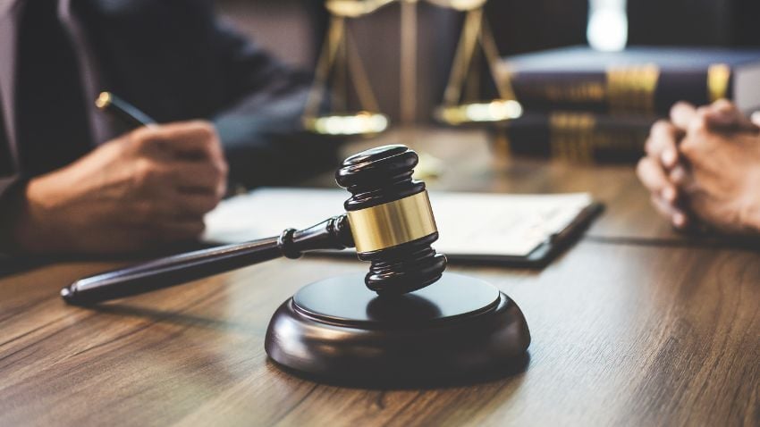 Foreigners can acquire Brazilian citizenship by marriage in just one year of residence, thanks to Article 66 of the Migration Law, which shortens the usual naturalization period from four years for spouses or parents of Brazilian nationals.