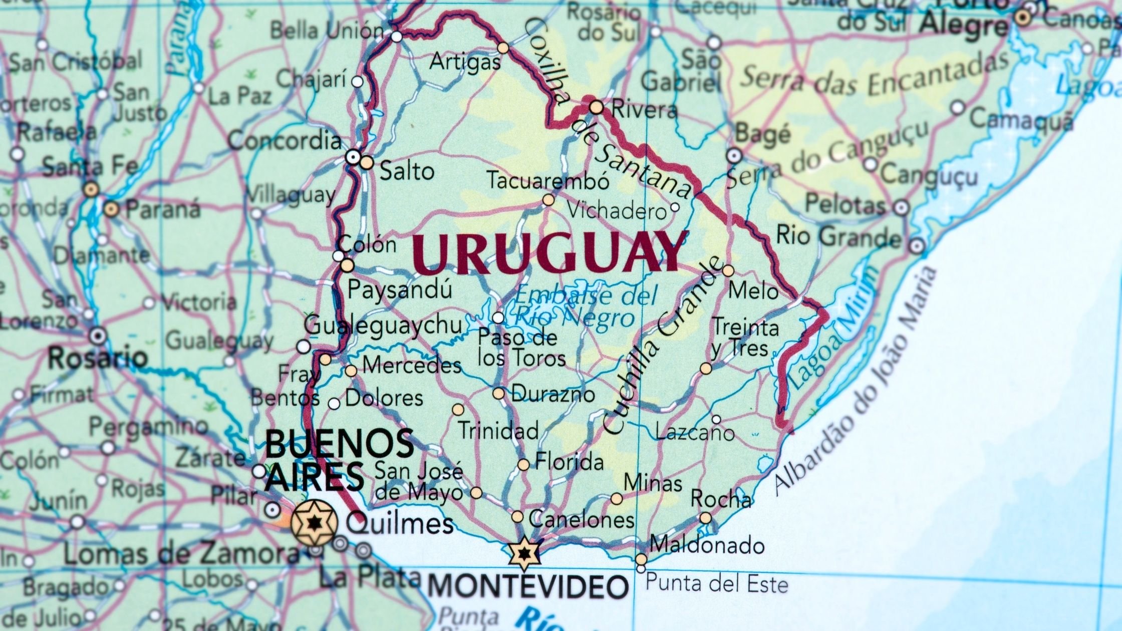 Mapa de Uruguay - La residencia en Uruguay es extraordinariamente atractiva por una variedad de razones. Para los solicitantes extranjeros, el país ofrece un proceso de trámites relativamente sencillo y eficiente para obtener el permiso de residencia, lo que les permite establecerse con facilidad. Las condiciones de vida son excelentes, con una cultura acogedora y una educación de calidad que atraen a muchas familias extranjeras. Además, el país ofrece una vivienda asequible en comparación con otros destinos, y las costumbres y la cultura locales crean un ambiente vibrante y enriquecedor para aquellos que deciden establecer su domicilio aquí.