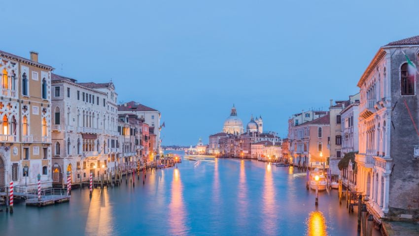 Venecia es uno de los lugares más famosos en donde puedes vivir con tu ciudadanía italiana por ascendencia
