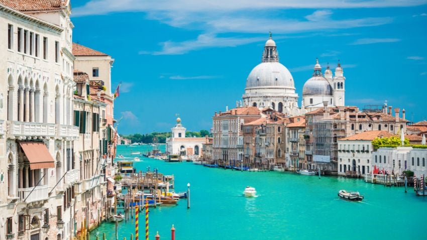 Veneza, Itália - Se você tem herança italiana, poderá ser elegível para a cidadania italiana, o que lhe permitirá obter um dos passaportes mais fortes do mundo