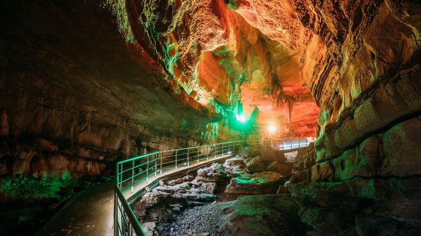 Cueva Kárstica en la reserva de Sataplia, Kutaisi, Georgia