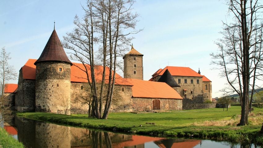 Estando en la República Checa puedes visitar el castillo de Švihov - La República Checa es miembro de la Unión Europea y el área Schengen, haciéndola un punto de partida perfecto para viajes a otros países. Un pasaporte checo también es beneficioso para viajar al rededor del mundo, puesto que normalmente no necesita de visas.