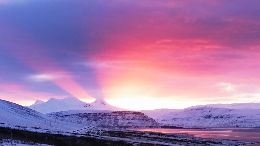 Amanecer de Invierno en la Montaña Hvalfjörður, Islandia