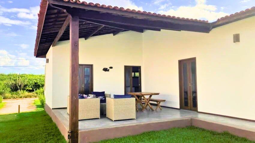 Con la construcción ya terminada, estas casas en Fortaleza están listas para ser tituladas, amuebladas e ingresadas en un programa de alquiler para que pueda comenzar a obtener ingresos por alquiler en solo unos meses - Brasil está experimentando un auge en su mercado inmobiliario, presentando grandes oportunidades tanto en zonas urbanas como en terrenos menos desarrollados. El análisis del mercado revela un aumento en las transacciones inmobiliarias, impulsado por planes de financiamiento más accesibles y un crecimiento en la demanda de clientes nacionales y extranjeros, particularmente de américa latina. Compradores de países como México y Venezuela están cada vez más interesados en adquirir inmuebles en Brasil, aprovechando las oportunidades de negociación y los contratos atractivos que ofrecen las compañías locales. La ubicación de los proyectos, junto con un contexto favorable de política económica y medidas de gobierno, ha reforzado la presencia de inversionistas en el país. Además, el gobierno bajo el liderazgo del presidente ha implementado políticas que facilitan el acceso a hipotecas y financiamiento, lo que ha incentivado a propietarios a ofrecer mejores condiciones. Con estos factores, el potencial inmobiliario de Brasil está atrayendo cada vez más clientes interesados en formar parte de esta historia de crecimiento.