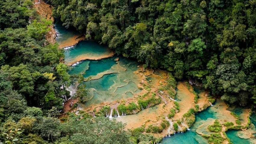 Com sua beleza natural, rica herança cultural e clima quente, a Guatemala é um destino popular para turistas