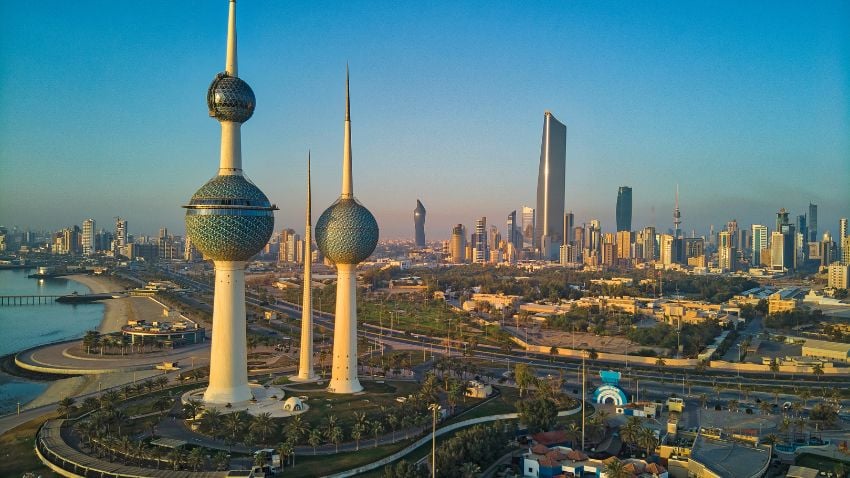 Com seus recursos de petróleo e gás, o Kuwait prioriza a geração de receita por meio de recursos naturais em vez de impostos para residentes