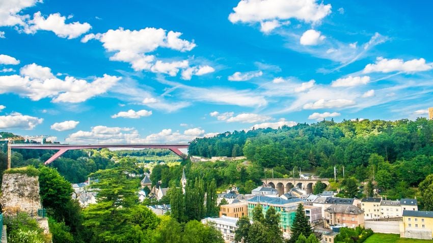 Puedes convertirte en ciudadano de Luxemburgo por naturalización si has vivido en el país durante al menos 20 años