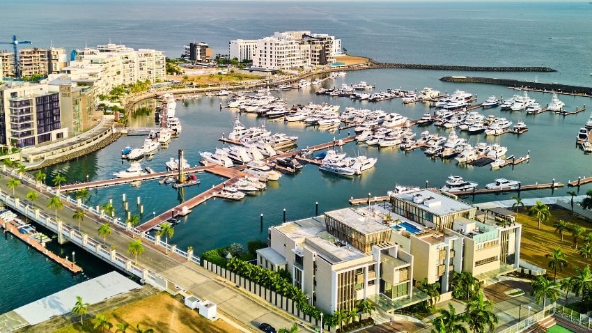 Dos bairros sofisticados da Cidade do Panamá aos refúgios rurais, os custos de moradia variam bastante, mas a propriedade de um imóvel aqui pode abrir caminho para a residência permanente e até mesmo para a cidadania