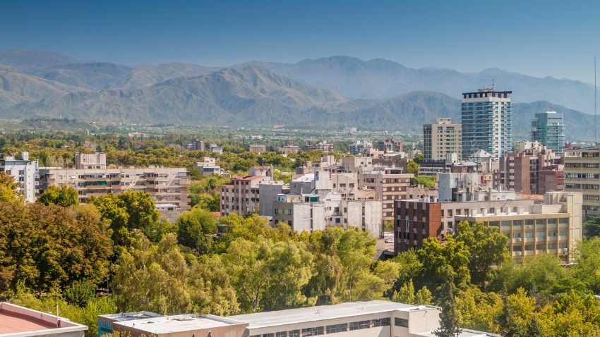Los nómadas digitales que permanezcan años viviendo y trabajando en Argentina pueden calificar para una ciudadanía por naturalización