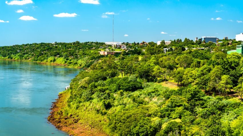 O rio Paraná na fronteira do Paraguai e do Brasil
