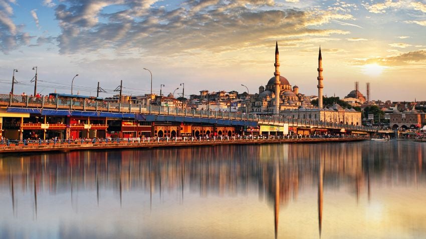 Istambul, Turquia - Istambul é a cidade onde o Oriente encontra o Ocidente, oferecendo uma experiência única para expatriados, com sua atmosfera vibrante, custo de vida acessível e diversas oportunidades de emprego em setores cruciais.