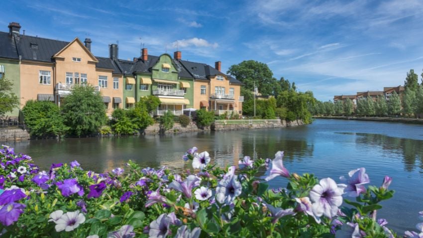 only time spent in Sweden with a valid residence permit (for non-EU nationals) counts toward your residence