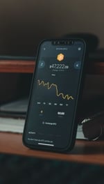 smartphone com gráfico de bitcoin