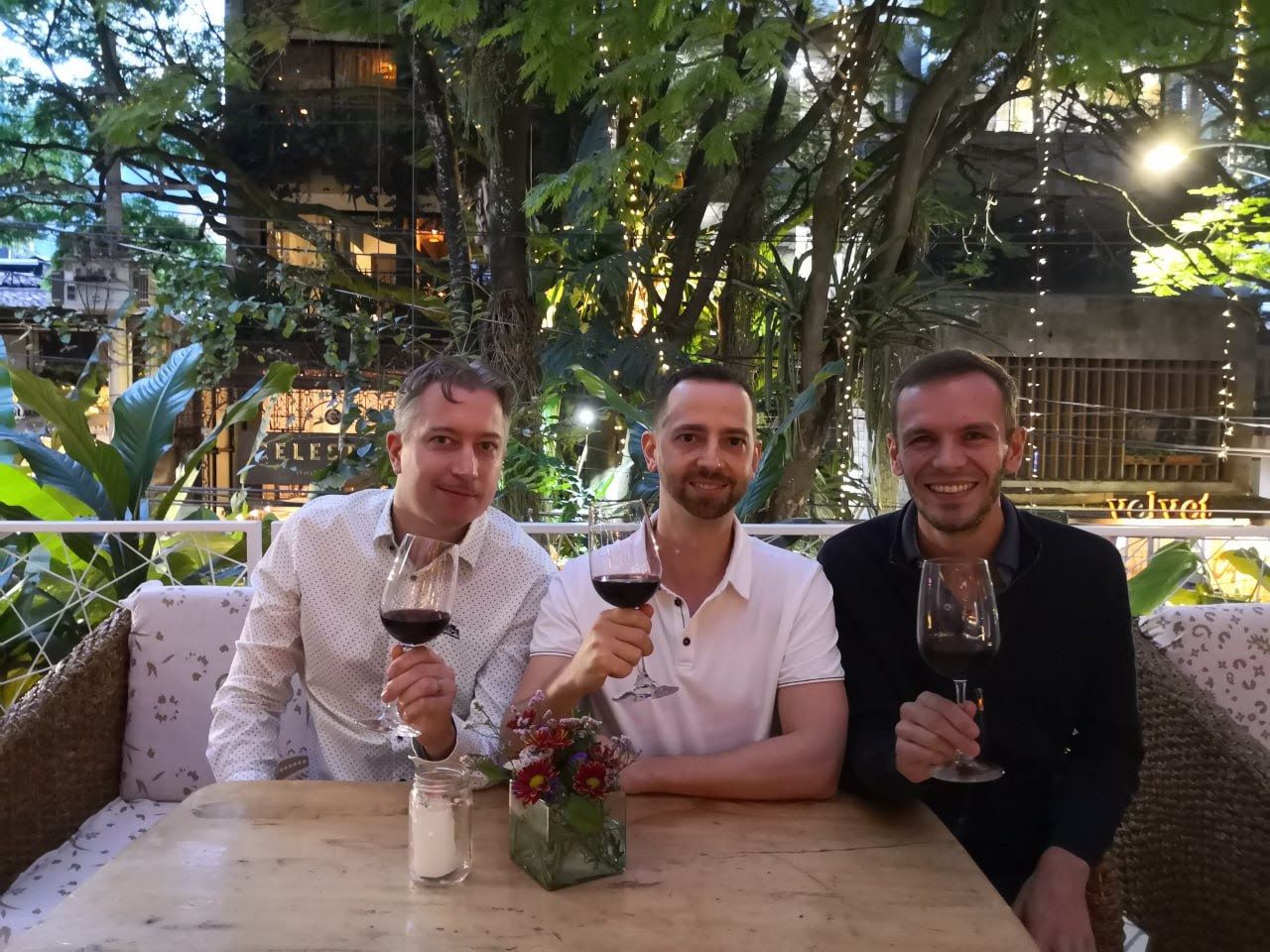 Dinner with frirends in Colombia - Best wine in Colombia, best restaurants in Colombia, best pleaces to eat in Colombia, Best season in Colombia, Colombia with friends, Travel to Colombia