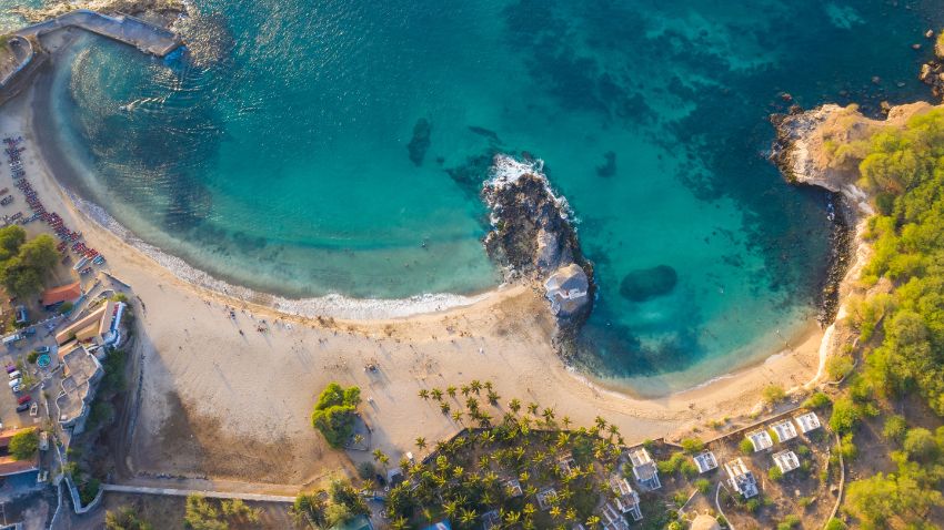 Vista aérea de la Playa de Tarrafal en la Isla de Santiago en Cabo Verde