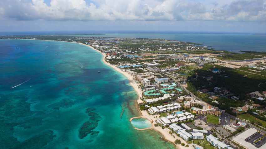 Vista aérea do litoral de Grand Cayman, Ilhas Cayman