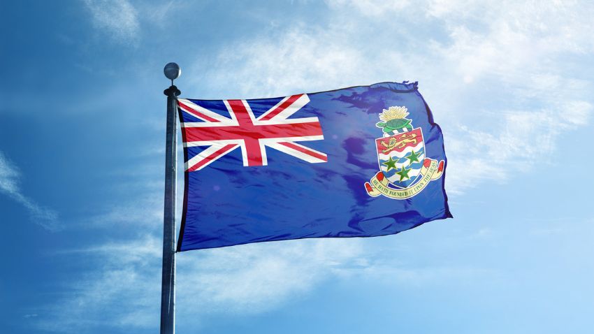 Bandera de las Islas Caimán en el mástil