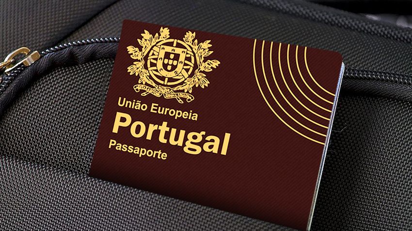 Primer plano del pasaporte de Portugal en el bolsillo de una maleta negra