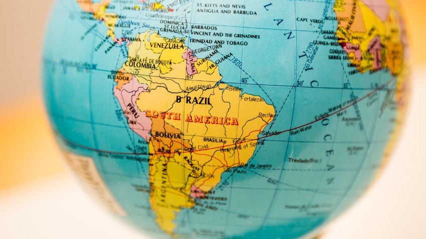 América del Sur en un globo terráqueo