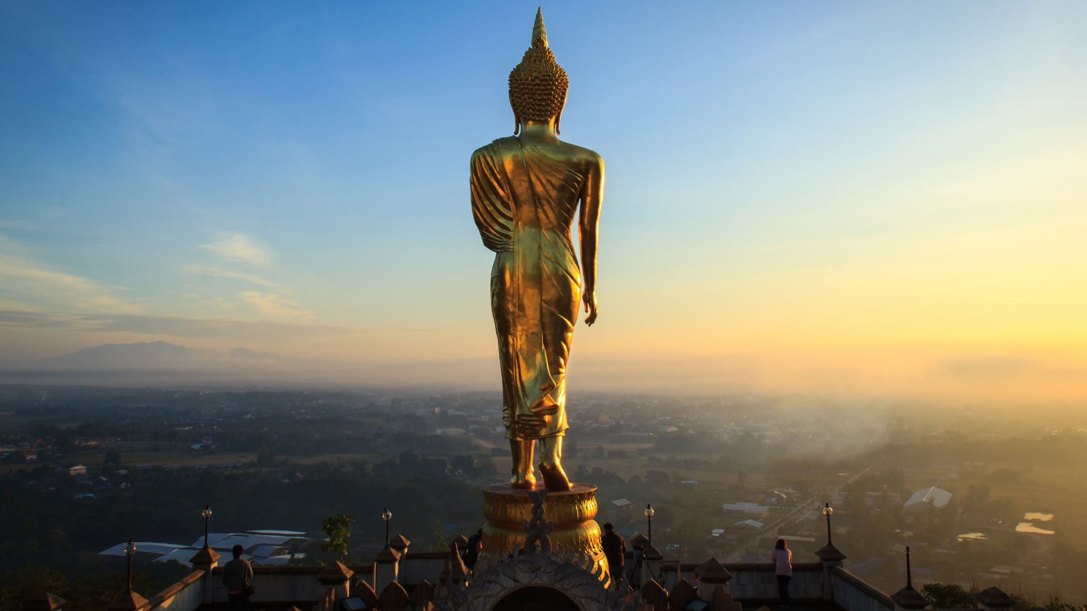 Estatua dorada de Buda en el templo de Khao Noi, provincia de Nan, Tailandia