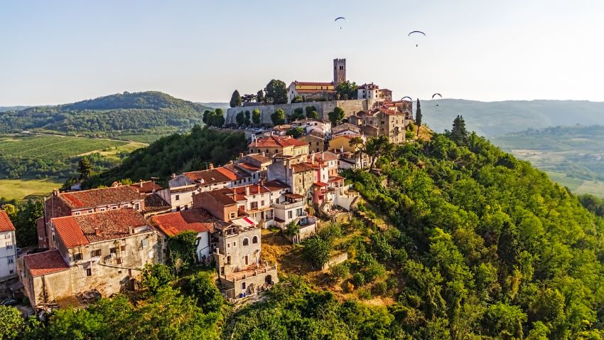Foto panorâmica da vila de Motovun, Croácia