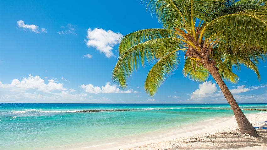 El mar tranquilo en Barbados es ideal para nadar y relajarse