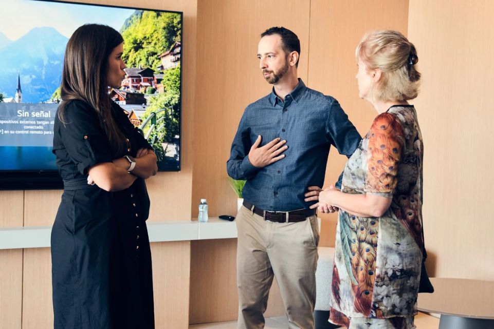 Mikkel Thorup talking to a group of people about Turning Family Knowledge into Enduring Advantage