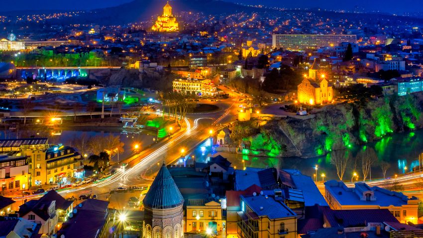 Vista de Tbilisi tomada desde la fortaleza de Narikala en la noche, Georgia