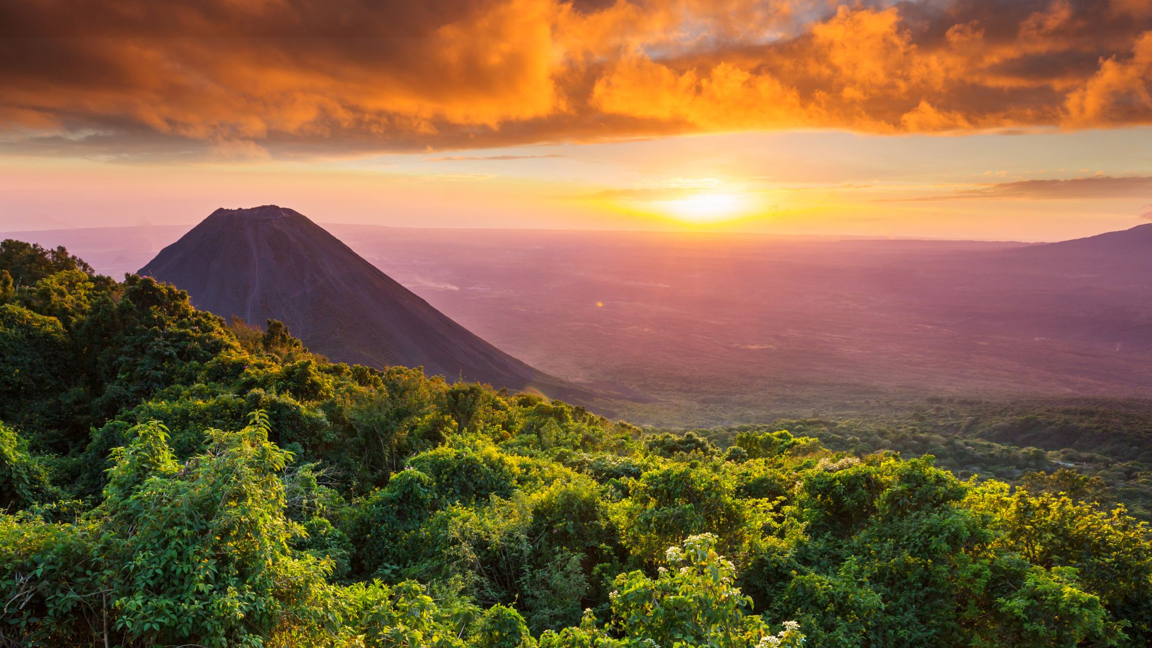 volcano-cerro-verde-el-salvador-with-a-beautiful-sunrise