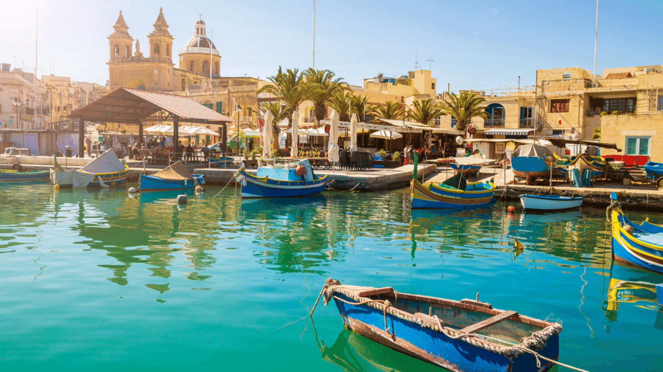 Barcos de pesca em uma doca em Malta